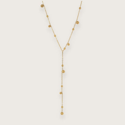 Smuk guldbelagt halskæde med elegante små kuglevedhæng.

Trendy Y-halskæde med kugle-design
Vandfast og slidstærk guldbelægning
En halskæde, der kan dresse ethvert outfit op

Isabel Halskæden med de små gyldne dangling dots er en elegant og let kæde, der giver et blødt, feminint udtryk.

Det enkle kugledesign gør den super nem at style med andre guldhalskæder.