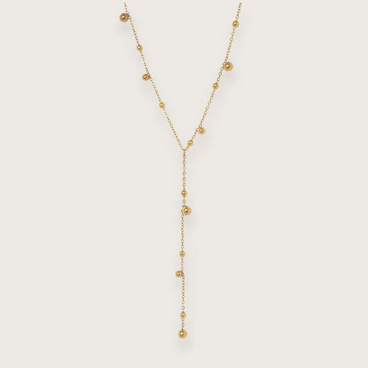 Smuk guldbelagt halskæde med elegante små kuglevedhæng.

Trendy Y-halskæde med kugle-design
Vandfast og slidstærk guldbelægning
En halskæde, der kan dresse ethvert outfit op

Isabel Halskæden med de små gyldne dangling dots er en elegant og let kæde, der giver et blødt, feminint udtryk.

Det enkle kugledesign gør den super nem at style med andre guldhalskæder.