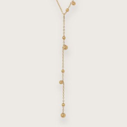Smuk guldbelagt halskæde med elegante små kuglevedhæng.

Trendy Y-halskæde med kugle-design
Vandfast og slidstærk guldbelægning
En halskæde, der kan dresse ethvert outfit op

Isabel Halskæden med de små gyldne dangling dots er en elegant og let kæde, der giver et blødt, feminint udtryk.

Det enkle kugledesign gør den super nem at style med andre guldhalskæder.