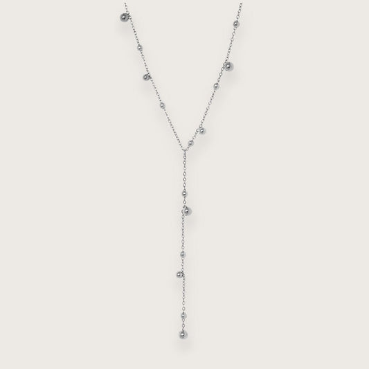 Smuk sølvfarvet halskæde med elegante små kuglevedhæng.

Trendy Y-halskæde med kugle-design
Vandfast og slidstærkt rustfrit stål
En elegant halskæde, der kan dresse ethvert outfit op

Isabel Halskæden med de små sølvfarvede dots er en elegant og let kæde, der giver et blødt, feminint udtryk.

Smukt design med dangling dots.

Gave til kvinder, populært smykke til kvinder, populær halskæde sølv.