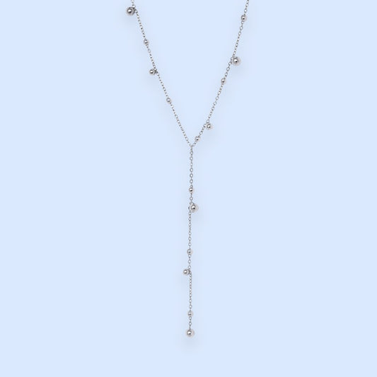 Smuk sølvfarvet halskæde med elegante små kuglevedhæng.

En trendy Y-halskæde med elegant dot-design

Isabel-halskæden med de små sølvfarvede dots er en let og elegant kæde, der giver et blødt, feminint udtryk.

Det enkle kugledesign gør den super nem at style med andre halskæder, hvis man elsker mix ‘n match-looket, hvor man kombinerer flere enkle sølvhalskæder og en mere iøjenfaldende kæde.

Y-halskæder er den perfekte effortless upgrade til dit look.
