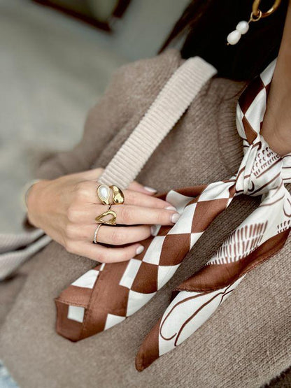 Kvadratisk silketorklaede til kvinder - smukt og klassisk satingørklæde med tern og blomster i brun og hvid - chant du matin