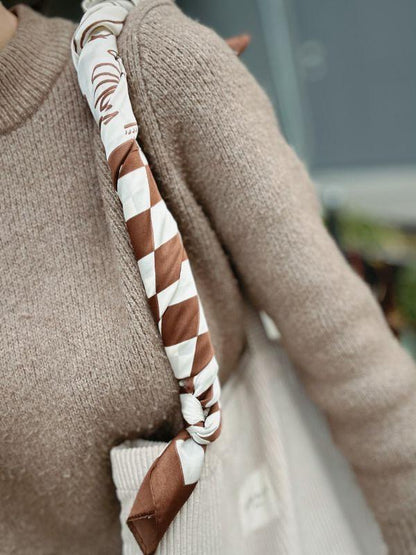 Kvadratisk silketorklaede til kvinder - smukt og klassisk satingørklæde med tern og blomster i brun og hvid - chant du matin