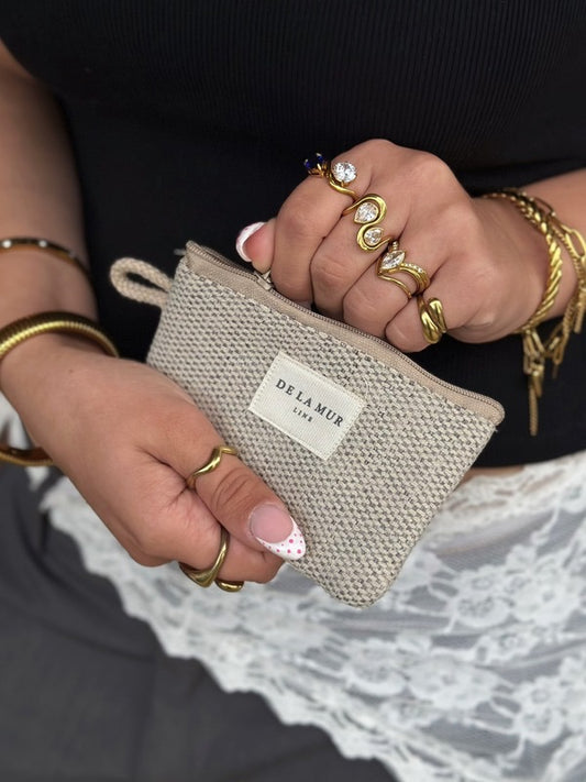 Jolines lille pung i beige bomuldsstof styled på kvinde