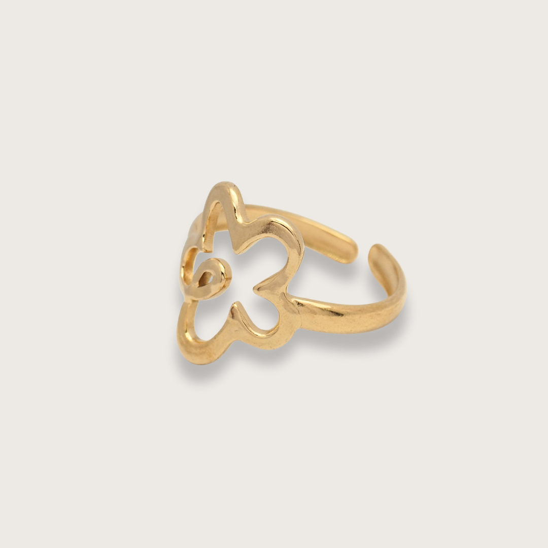 En smuk og slidstærk hverdagsring med en geometrisk blomst, der giver lidt kant til det klassiske blomstermotiv.&nbsp;  Vandfaste ringe i rustfrit stål er perfekte til hverdagen, da de kan holde til både vand, sved og slid uden at miste farven.