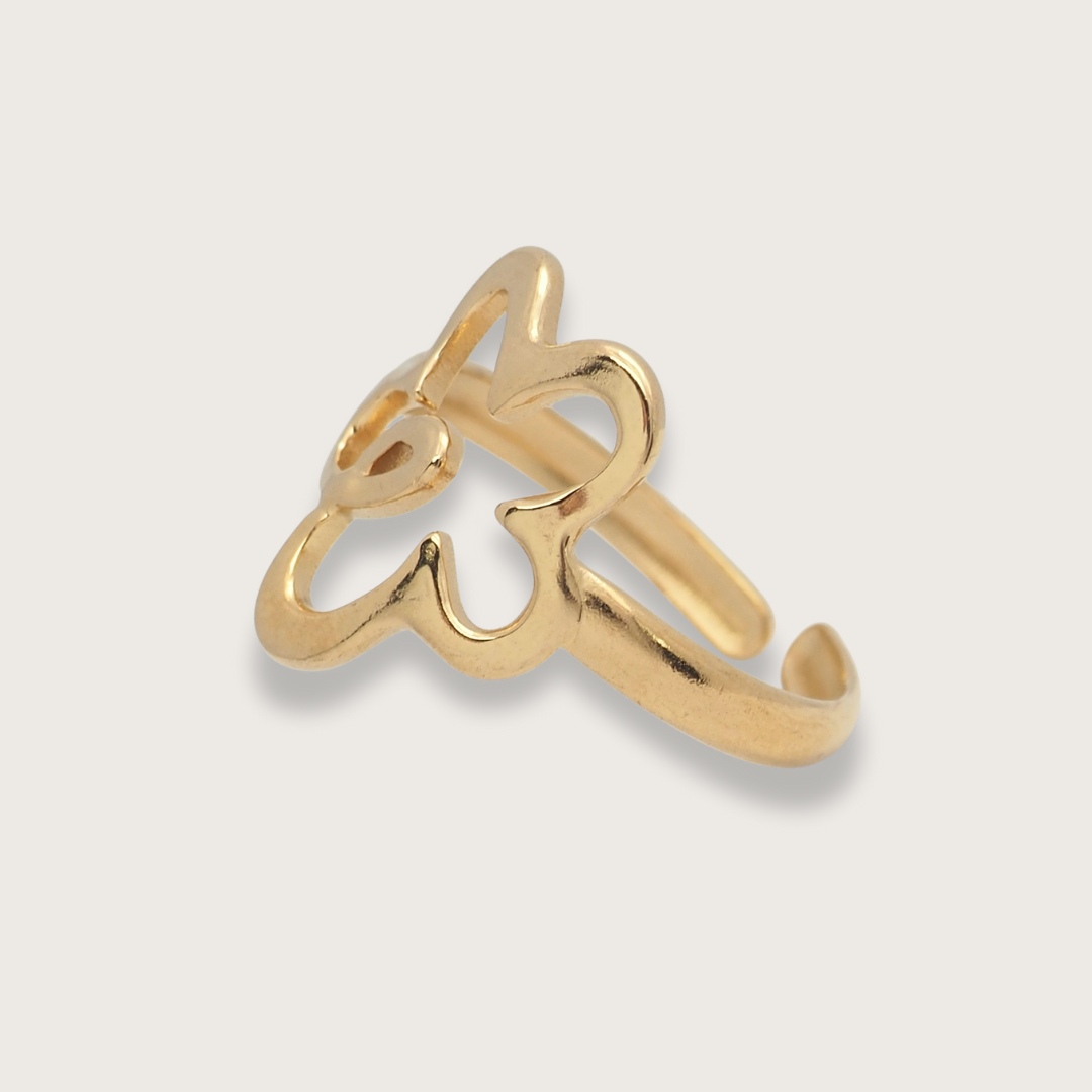 En smuk og slidstærk hverdagsring med en geometrisk blomst, der giver lidt kant til det klassiske blomstermotiv.&nbsp;  Vandfaste ringe i rustfrit stål er perfekte til hverdagen, da de kan holde til både vand, sved og slid uden at miste farven.