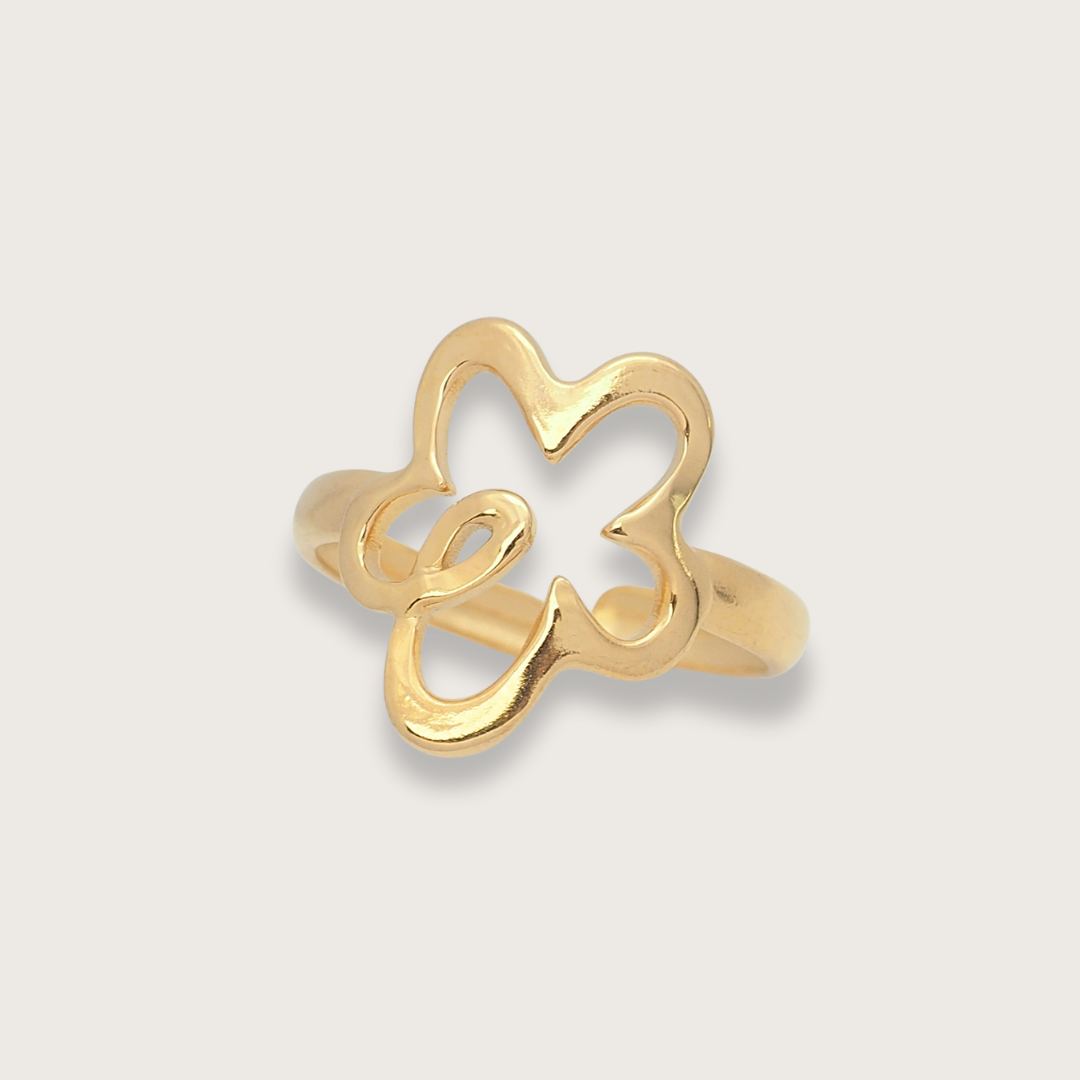 En smuk og slidstærk hverdagsring med en geometrisk blomst, der giver lidt kant til det klassiske blomstermotiv.&nbsp;  Vandfaste ringe i rustfrit stål er perfekte til hverdagen, da de kan holde til både vand, sved og slid uden at miste farven.