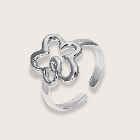 Smuk blomsterring i sølvfarvet rustfrit stål. En vandfast og slidstærk hverdagsring i et stilrent geometrisk design. God til ring stacking. Sød venindegave.
