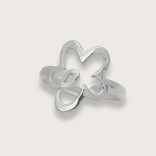 Smuk blomsterring i sølvfarvet rustfrit stål. En vandfast og slidstærk hverdagsring i et stilrent geometrisk design. God til ring stacking. Sød venindegave.