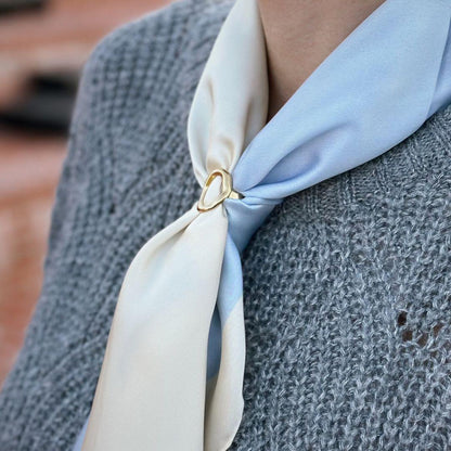 Kvadratisk tørklæde til kvinder - Smukt satintørklæde i minimalistisk design - lysblå og cremefarvet - chant du matin