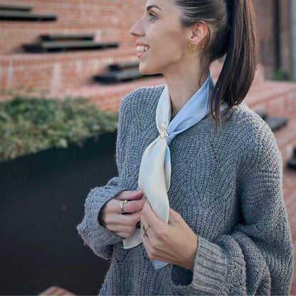 Kvadratisk tørklæde til kvinder - Smukt satintørklæde i minimalistisk design - lysblå og cremefarvet - chant du matin