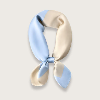 Minimalistisk satintørklæde i i blå og hvid. Tørklædet er fremstillet af polyester. Kan håndvaskes. Smukt og elegant vadratisk satintørklæde til kvinder.