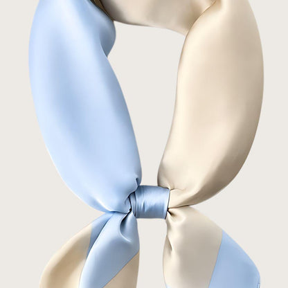Minimalistisk satintørklæde i i blå og hvid. Tørklædet er fremstillet af polyester. Kan håndvaskes. Smukt og elegant vadratisk satintørklæde til kvinder.