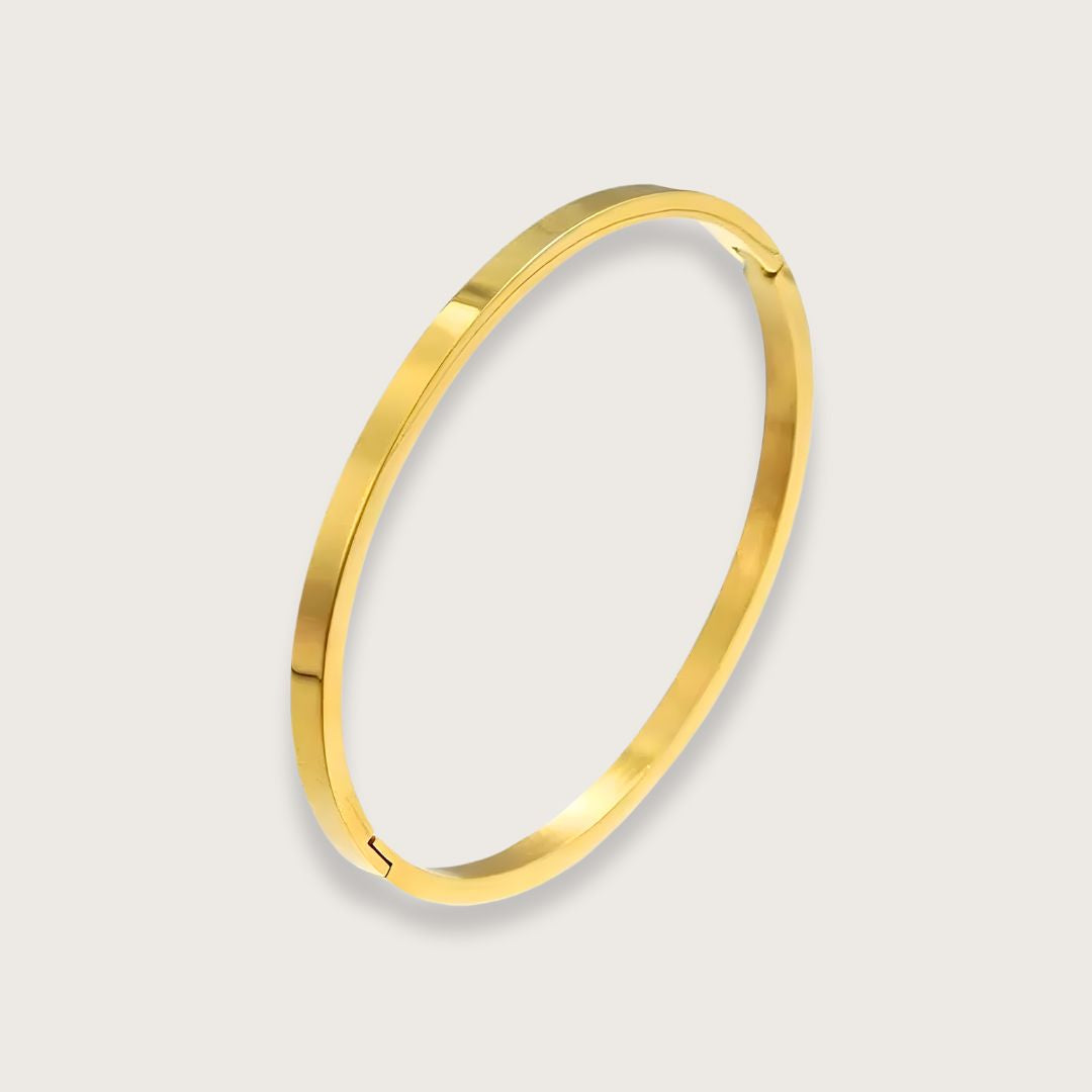 Klassisk guldbelagt bangle i PVD-belagt rustfrit stål.

Klassisk og tidløst design
Vandfast og slidstærk
Smuk med andre bangles og armringe

En smuk, guldbelagt bangle (eller armring, som de også kaldes), bidrager med et eksklusivt udtryk og er det perfekte match med andre guldarmbånd.

Audrey er en klassisk guldbelagt armring, der kan styles på mange måder.

Kombiner den smukke bangle med andre armbånd eller armringe for et sammensat, personligt udtryk, eller style armringen uden på ærmet.