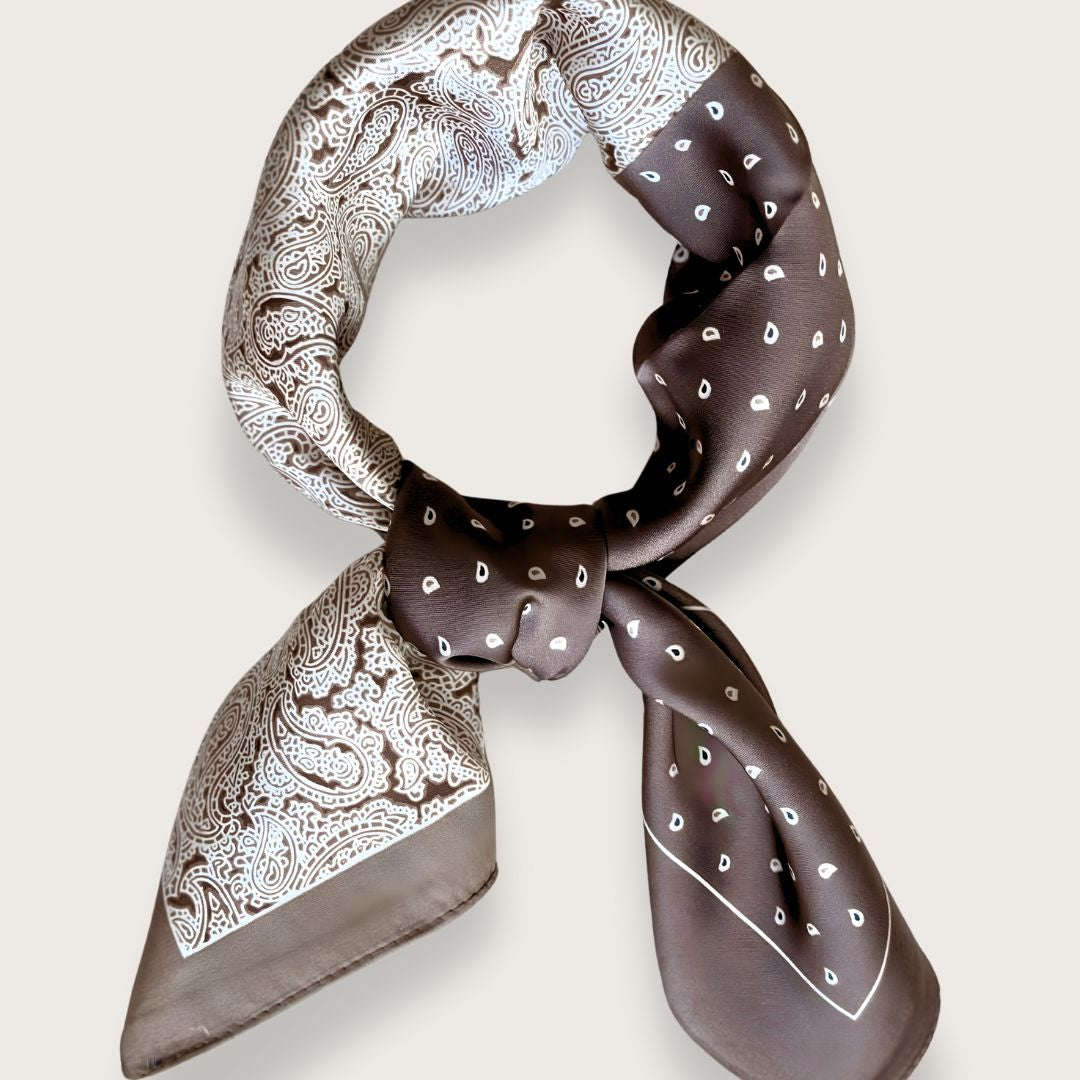 Kvadratisk tørklæde i brune og beige nuancer og to smukke mønstre. Satintørklæder silketørklæder til kvinder. Nora tørklæde fra Chant du Matin