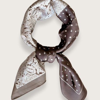 Kvadratisk tørklæde i brune og beige nuancer og to smukke mønstre. Satintørklæder silketørklæder til kvinder. Nora tørklæde fra Chant du Matin