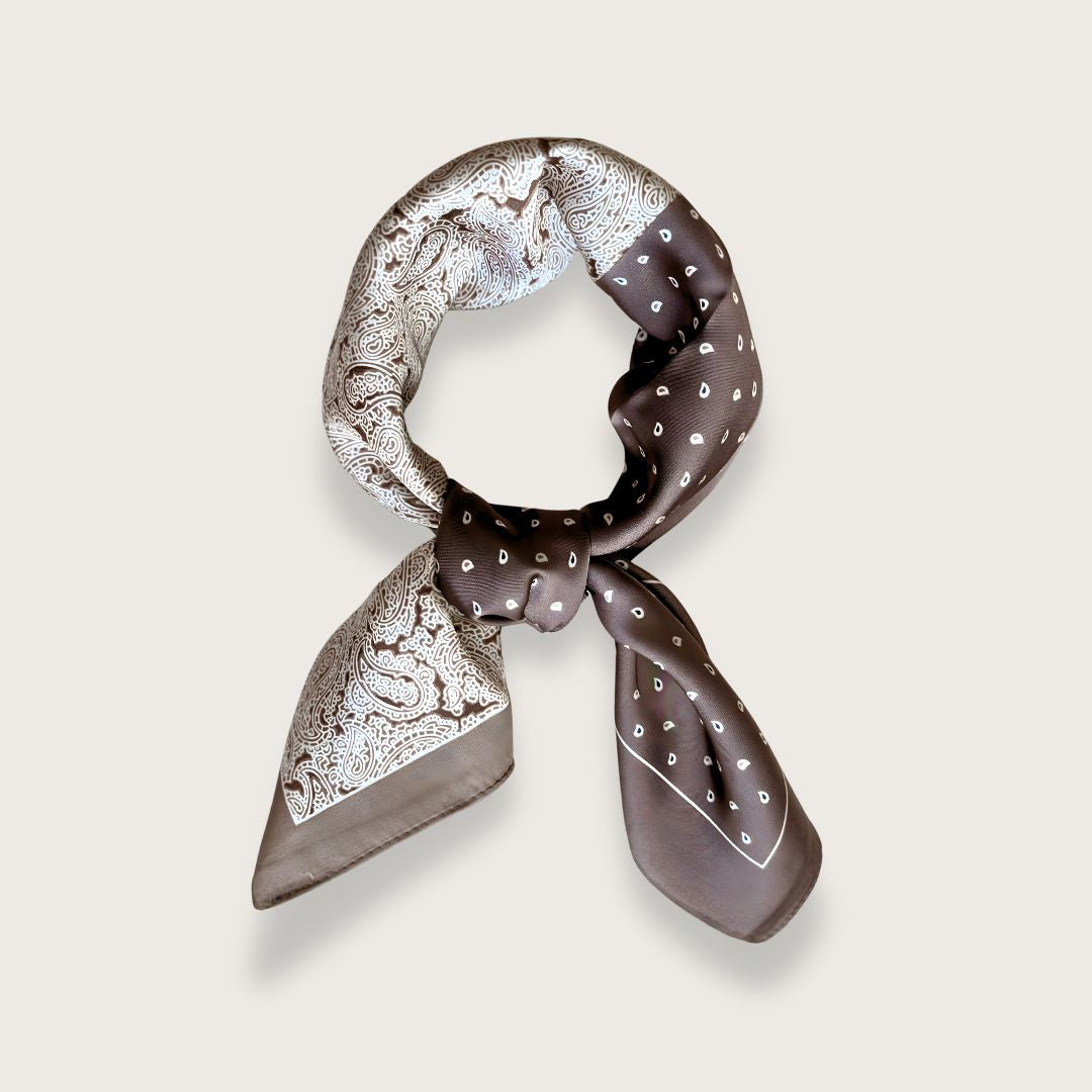 Kvadratisk tørklæde i brune og beige nuancer og to smukke mønstre. Satintørklæder silketørklæder til kvinder.