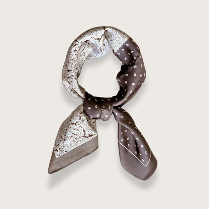 Kvadratisk tørklæde i brune og beige nuancer og to smukke mønstre. Satintørklæder silketørklæder til kvinder.