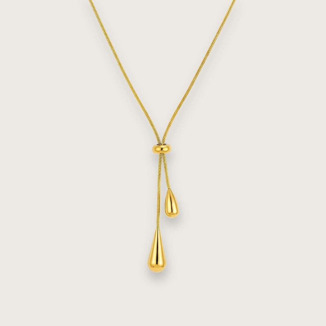 Smuk 18k guldbelagt halskæde med justerbart slider chain-design.


Lacey Slider Chain-halskæden er et klassisk smykke med moderne kant til de dage, hvor du lige vil udstråle dét ekstra.&nbsp;

Den elegante slider chain gør det let at tilpasse længden, så halskæden kan styles efter stil og anledning.

Halskæden er fremstillet i rustfrit stål og belagt med 18 karat guld via en slidstærk PVD-belægning. Det giver et smukt, varmt guldlook og en overflade, der er modstandsdygtig over for misfarvning.