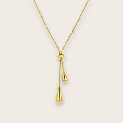 Smuk 18k guldbelagt halskæde med justerbart slider chain-design.


Lacey Slider Chain-halskæden er et klassisk smykke med moderne kant til de dage, hvor du lige vil udstråle dét ekstra.&nbsp;

Den elegante slider chain gør det let at tilpasse længden, så halskæden kan styles efter stil og anledning.

Halskæden er fremstillet i rustfrit stål og belagt med 18 karat guld via en slidstærk PVD-belægning. Det giver et smukt, varmt guldlook og en overflade, der er modstandsdygtig over for misfarvning.