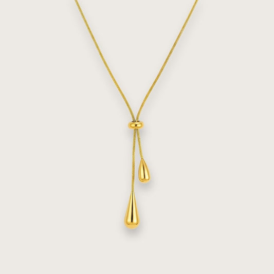 Smuk 18k guldbelagt halskæde med justerbart slider chain-design.


Lacey Slider Chain-halskæden er et klassisk smykke med moderne kant til de dage, hvor du lige vil udstråle dét ekstra.&nbsp;

Den elegante slider chain gør det let at tilpasse længden, så halskæden kan styles efter stil og anledning.

Halskæden er fremstillet i rustfrit stål og belagt med 18 karat guld via en slidstærk PVD-belægning. Det giver et smukt, varmt guldlook og en overflade, der er modstandsdygtig over for misfarvning.