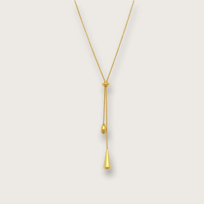 Smuk 18k guldbelagt halskæde med justerbart slider chain-design.


Lacey Slider Chain-halskæden er et klassisk smykke med moderne kant til de dage, hvor du lige vil udstråle dét ekstra.&nbsp;

Den elegante slider chain gør det let at tilpasse længden, så halskæden kan styles efter stil og anledning.

Halskæden er fremstillet i rustfrit stål og belagt med 18 karat guld via en slidstærk PVD-belægning. Det giver et smukt, varmt guldlook og en overflade, der er modstandsdygtig over for misfarvning.