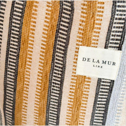 Stor tote bag med striberneutrale farver – til studie, barsel, hverdag og weekendture.  Muleposen er syet i tykt og slidstærkt jaquardvævet stof. tote bags til kvinder. De la Mur.