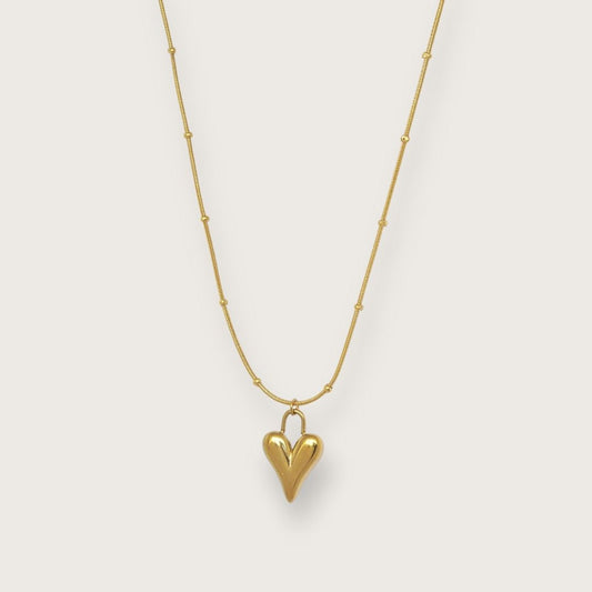 Fin, enkel hjertehalskæde, designet til dig, der vil have et feminint smykke, der&nbsp;

Det smukke hjertevedhæng og de små guldperler giver halskæden et stilrent og trendy udtryk, der fungerer til de fleste outfits og anledninger.

Halskæden er fremstillet i&nbsp;rustfrit stål med 18k guldbelægning og PVD-coating, hvilket gør den ekstra modstandsdygtig over for slid, vand og daglig brug. Du kan beholde den på hele dagen – også når du er på farten.

Libby fungerer perfekt alene, men er også oplagt til layer