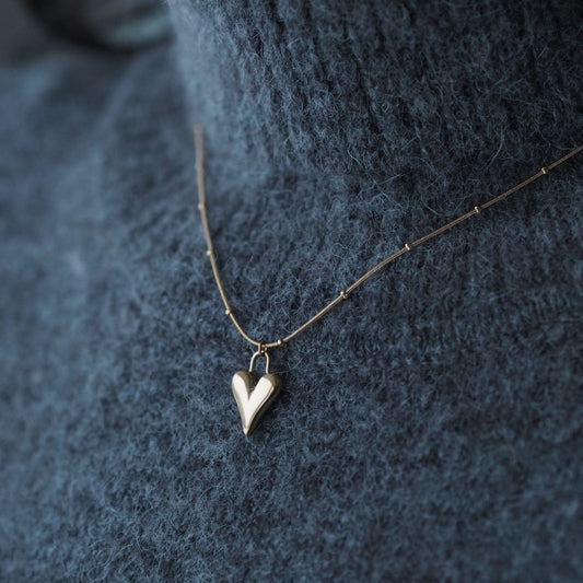 Fin, enkel hjertehalskæde, designet til dig, der vil have et feminint smykke, der&nbsp;

Det smukke hjertevedhæng og de små guldperler giver halskæden et stilrent og trendy udtryk, der fungerer til de fleste outfits og anledninger.

Halskæden er fremstillet i&nbsp;rustfrit stål med 18k guldbelægning og PVD-coating, hvilket gør den ekstra modstandsdygtig over for slid, vand og daglig brug. Du kan beholde den på hele dagen – også når du er på farten.

Libby fungerer perfekt alene, men er også oplagt til layer