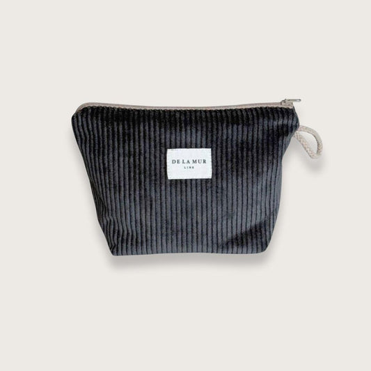 Lille toilettaske med lynlås øverst og beige snorhåndtag på siden. Lavet af tykt gråt fløjlstof. Makeuptaske til kvinder, toilettaske til mænd, lille toilettaske unisex fra de la mur