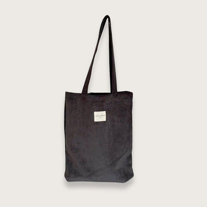 Lille tote bag i mørkegråt bomuldsfløjl fra spanske De la Mur. Muleposen rummer de fleste laptops. Perfekt som både studietaske og indkøbsnet. Syet i Spanien af De la Mur. Kvalitetstaske.