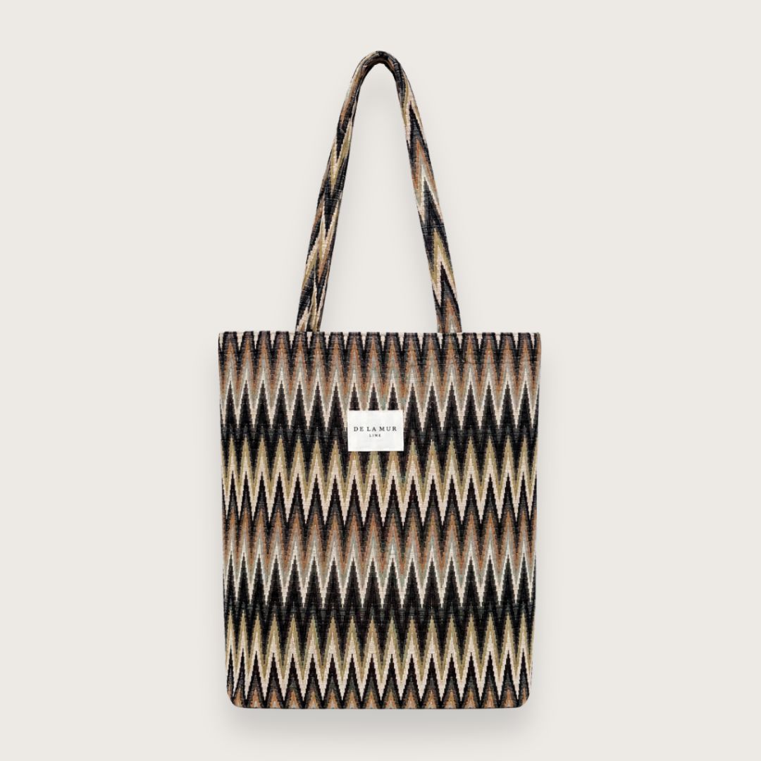 Lille tote bag med smukt mønster i tykt jaquardvævet bomuldsstof

Den lille totebag er designet og syet i Spanien af De la Mur.

Lyon er en lækker tote bag i tykt jacquardvævet stof.

Nettet er lavet til at følge dig gennem dagen – fra skole til café – og fungerer perfekt som både skoletaske, studienet og ekstra taske i rygsækken. Net til skole. Mulepose til gymnasie.

Med en størrelse på 36 x 39 cm har den plads til de fleste laptops, bøger og hverdagens nødvendigheder. 