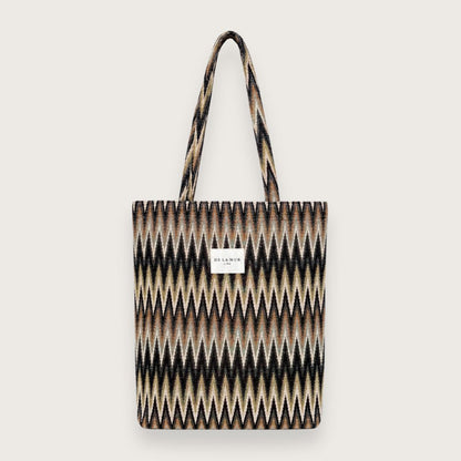 Lille tote bag med smukt mønster i tykt jaquardvævet bomuldsstof

Den lille totebag er designet og syet i Spanien af De la Mur.

Lyon er en lækker tote bag i tykt jacquardvævet stof.

Nettet er lavet til at følge dig gennem dagen – fra skole til café – og fungerer perfekt som både skoletaske, studienet og ekstra taske i rygsækken. Net til skole. Mulepose til gymnasie.

Med en størrelse på 36 x 39 cm har den plads til de fleste laptops, bøger og hverdagens nødvendigheder. 