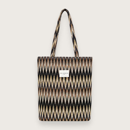 Lille tote bag med smukt mønster i tykt jaquardvævet bomuldsstof

Den lille totebag er designet og syet i Spanien af De la Mur.

Lyon er en lækker tote bag i tykt jacquardvævet stof.

Nettet er lavet til at følge dig gennem dagen – fra skole til café – og fungerer perfekt som både skoletaske, studienet og ekstra taske i rygsækken. Net til skole. Mulepose til gymnasie.

Med en størrelse på 36 x 39 cm har den plads til de fleste laptops, bøger og hverdagens nødvendigheder. 