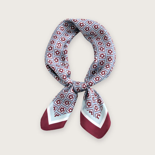 Edith er et smukt lyseblåt satintørklæde med små diskrete bordeauxfarvede blomster, en bordeauxfarvet kant og fine strejf af hvid og turkis, der giver tørklædet et lyst og let udtryk.&nbsp;

Den lyseblå og bordeaux farvekombination er rigtig populær og giver et moderne udtryk med lidt kant. Det lyse holder looket friskt, mens bordeaux tilfører dybde og kontrast. Sammen skaber farverne et tørklæde, der føles aktuelt og nemt at style – både til en enkel hverdagsgarderobe og til outfits, hvor farverne gerne må