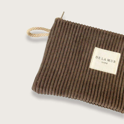 Fin og praktisk lille makeuppung eller kosmetikpung i blødt brunt fløjl fra det lille spanske mærke De la Mur. Den perfekte lille makeuptaske til tasken