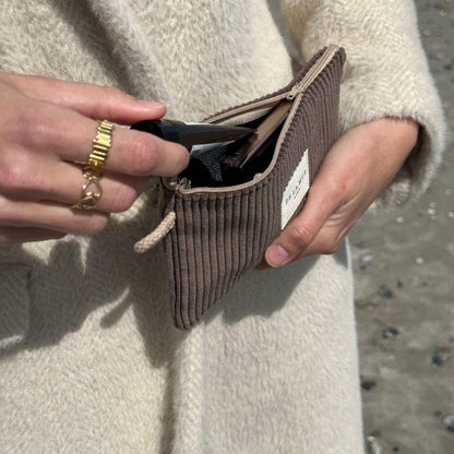 Fin og praktisk lille makeuppung eller kosmetikpung i blødt brunt fløjl fra det lille spanske mærke De la Mur. Den perfekte lille makeuptaske til tasken