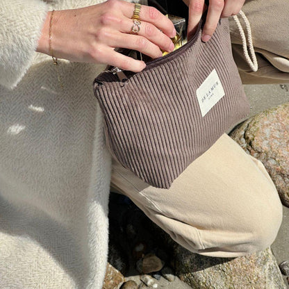 Fin og praktisk lille makeuppung eller kosmetikpung i blødt brunt fløjl fra det lille spanske mærke De la Mur. Den perfekte lille makeuptaske til tasken