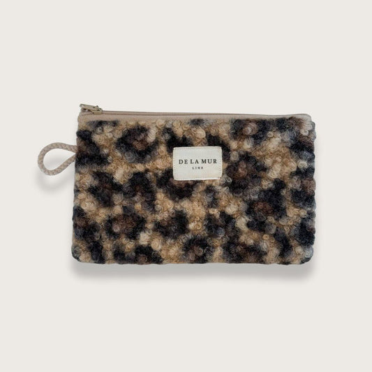 Fin og praktisk lille makeuppung i tykt og lækkert teddystof med leopardprint.&nbsp;  Smukt print og blødt, tykt teddy-stof Praktisk størrelse til tasken Tidløst design i god kvalitet  Den perfekte lille taske i tasken - til alle de småting, der har det med at blive væk.  Toulouse er en lille makeuptaske i kraftigt, blødt tykt teddy-stof med leopardprint. Makeuptasker til kvinder, makeuppung, lille makeuptaske.