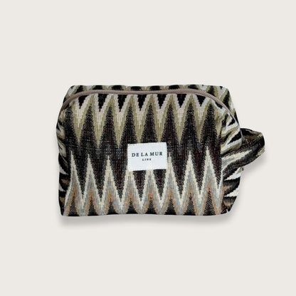 Rummelig makeuptaske i smukt jacquardstof – Toilettasker til kvinder. En skøn lille toilettaske, der rummer alt det nødvendige. Toilettasken er syet i kraftigt bomuldsstof med smukt zigzagmønster. Designet og syet i Spanien. 
