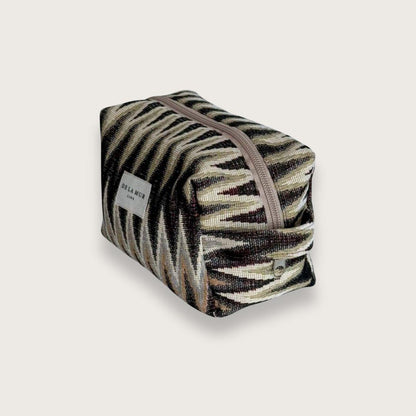 Rummelig makeuptaske i smukt jacquardstof – Toilettasker til kvinder. En skøn lille toilettaske, der rummer alt det nødvendige. Toilettasken er syet i kraftigt bomuldsstof med smukt zigzagmønster. Designet og syet i Spanien. 