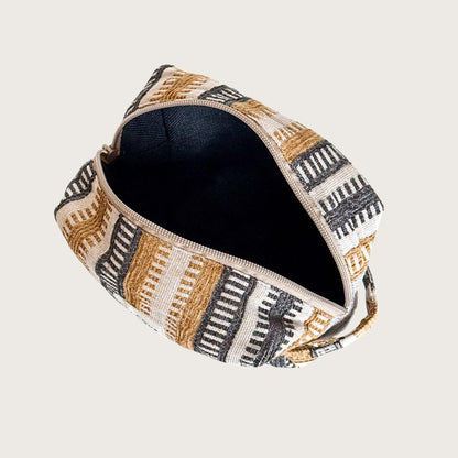 En skøn lille toilettaske, der rummer alt det nødvendige. Toilettasken er syet i blødt gråt fløjl og har et praktisk sidehåndtag. Designet og syet i Spanien. Makeuptasker. Gaveidé til veninde.