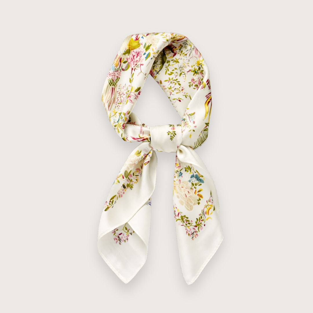 Smukt satintørklæde med et let og luftigt udtryk.

Daine satintørklædet har en varm cremefarvet bund med et levende blomsterprint i rosa, pink, olivengrøn og gyldne gule toner, brudt af små blå detaljer. Farverne er smukke og lidt artsy og giver mulighed for mange spændende stylinger (vi er helt vilde med kombinationen af Daine-tørklædet med en klassisk brun frakke), eller de mere sommerlige med enkle outfits i flotte pastel.

Satin tørklæde, silketørklæde, satintørklæde til kvinder.