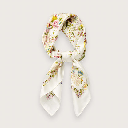 Smukt satintørklæde med et let og luftigt udtryk.

Daine satintørklædet har en varm cremefarvet bund med et levende blomsterprint i rosa, pink, olivengrøn og gyldne gule toner, brudt af små blå detaljer. Farverne er smukke og lidt artsy og giver mulighed for mange spændende stylinger (vi er helt vilde med kombinationen af Daine-tørklædet med en klassisk brun frakke), eller de mere sommerlige med enkle outfits i flotte pastel.

Satin tørklæde, silketørklæde, satintørklæde til kvinder.