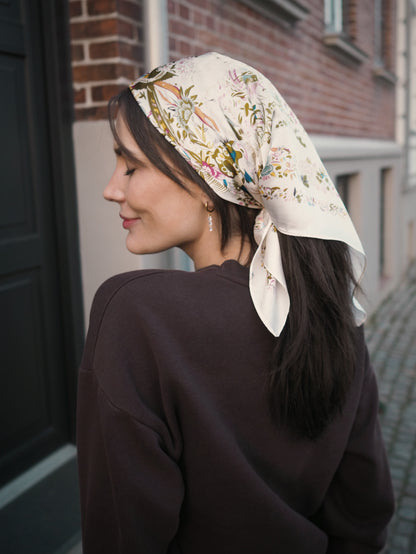Smukt satintørklæde med et let og luftigt udtryk.

Daine satintørklædet har en varm cremefarvet bund med et levende blomsterprint i rosa, pink, olivengrøn og gyldne gule toner, brudt af små blå detaljer. Farverne er smukke og lidt artsy og giver mulighed for mange spændende stylinger (vi er helt vilde med kombinationen af Daine-tørklædet med en klassisk brun frakke), eller de mere sommerlige med enkle outfits i flotte pastel.

Satin tørklæde, silketørklæde, satintørklæde til kvinder.