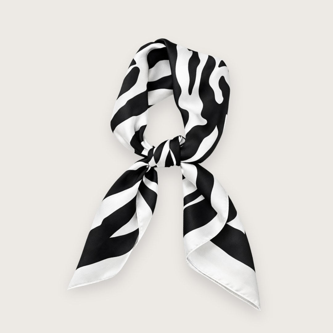 Maeve satintørklædet er et smukt kvadratisk tørklæde med zebrastriber. De store bløde striber giver tørklædet et elegant udtryk,&nbsp;

Satinen tilfører en diskret glans, som minder om silke, og tørklædet falder smukt, uanset hvordan det bindes.

Zebrastriberne, der spåes at blive store i foråret/sommeren 2026.

Bind satin tørklæde om hoften
Style dit satin tørklæde i håret
tørklæde om taljen, i håret
Bind som klassisk silketørklæde om halsen