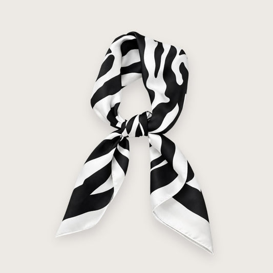 Maeve satintørklædet er et smukt kvadratisk tørklæde med zebrastriber. De store bløde striber giver tørklædet et elegant udtryk,&nbsp;

Satinen tilfører en diskret glans, som minder om silke, og tørklædet falder smukt, uanset hvordan det bindes.

Zebrastriberne, der spåes at blive store i foråret/sommeren 2026.

Bind satin tørklæde om hoften
Style dit satin tørklæde i håret
tørklæde om taljen, i håret
Bind som klassisk silketørklæde om halsen