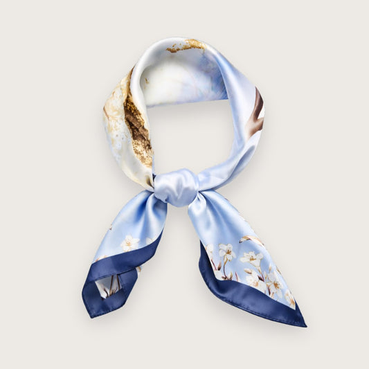 Smukt satintørklæde med et let og luftigt udtryk i lyseblå nuancer med fine blomsterdetaljer og mørkeblå kanter, som giver en flot kontrast.

Looket er friskt og forårsagtigt og passer perfekt til lyse outfits og lette lag.

Et kvadratisk tørklæde i satin, der fungerer både som et diskret farvepift og et klassisk accessory til hverdagen.

Silketørklæde, satintørklæde, kvadratisk tørklæde til halsen, håret, tasken, den perfekte accessory til forår og sommer.
