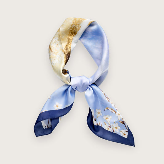 Bella lyseblåt satintørklæde med blomstermotiv og navy kant