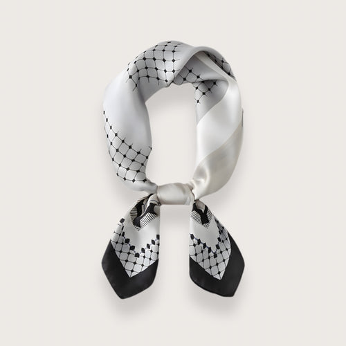 Satintørklæde med sort kant og mønster i hvide og grå nuancer. Klassiske, kvadratiske tørklæder kan bruges på utallige måder. Bind tørklædet om håret, brug det som en smuk detalje på tasken, som pandebånd, som klassisk tørklæde om halsen, eller gør lidt ekstra ud af frisuren ved at binde tørklædet om din knold eller hestehale.

Satintørklæder er et must i enhver garderobe.

Tørklædet måler ca. 70 x 70 cm.

Et smukt tørklæde til håret, tasken og halsen.

Rhiannon - sort kant.